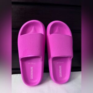 Cushionaire Women’s Feather Cloud Slide. Hot Pink Size 7